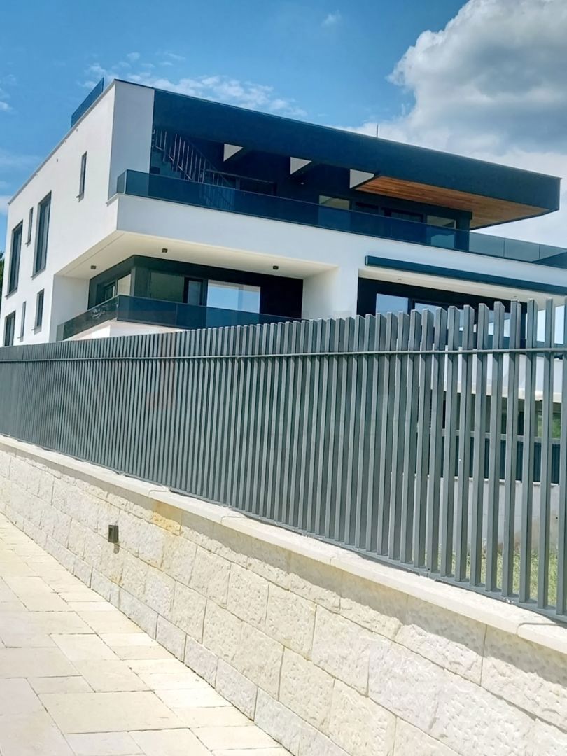 Mesto Krk, novogradnja, dvoetažni apartma s strešno teraso in bazenom