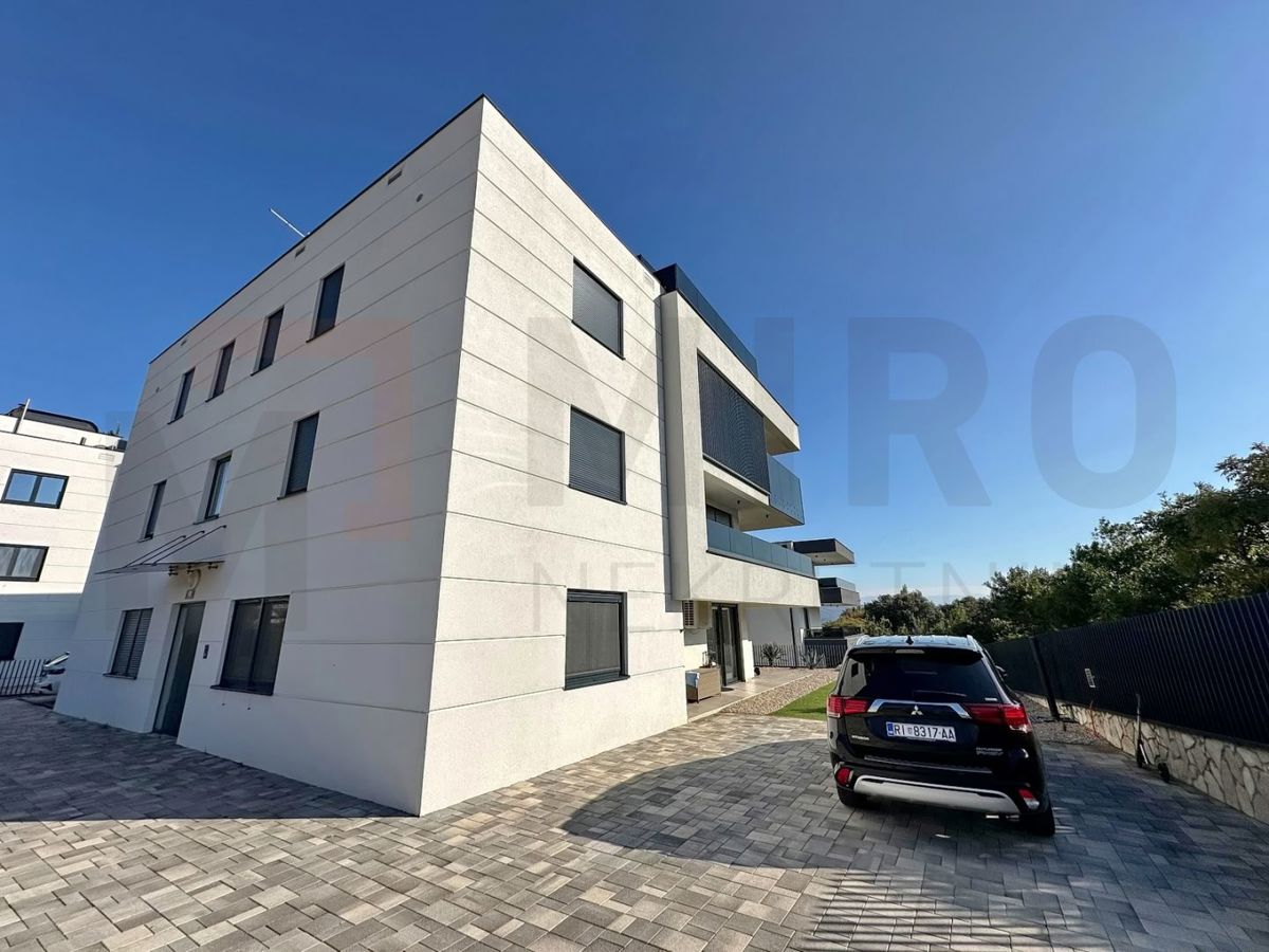 Mesto Krk, novogradnja, dvoetažni apartma s strešno teraso in bazenom