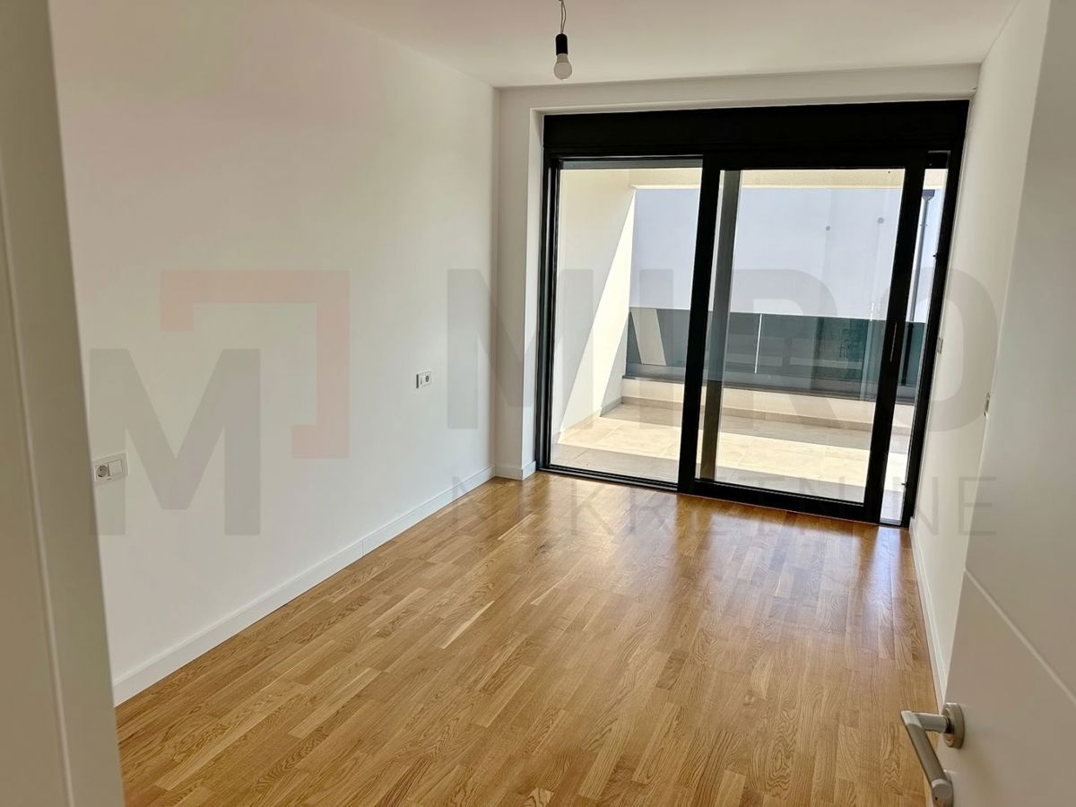 Mesto Krk, novogradnja, dvoetažni apartma s strešno teraso in bazenom