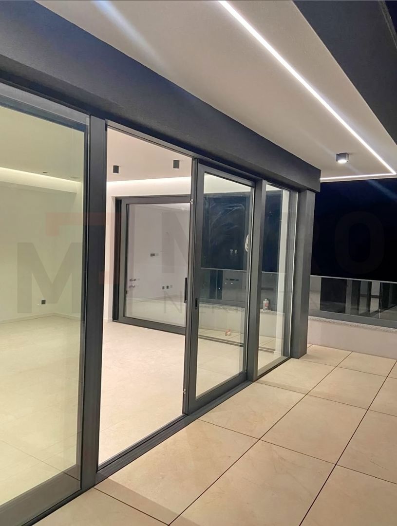 Mesto Krk, novogradnja, dvoetažni apartma s strešno teraso in bazenom