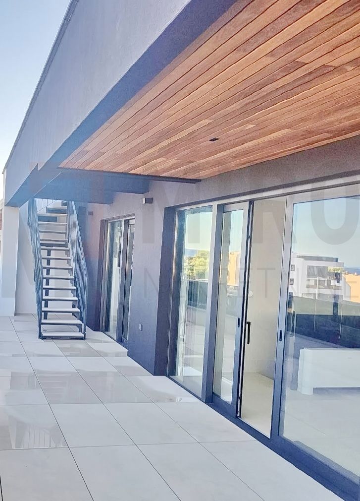 Mesto Krk, novogradnja, dvoetažni apartma s strešno teraso in bazenom