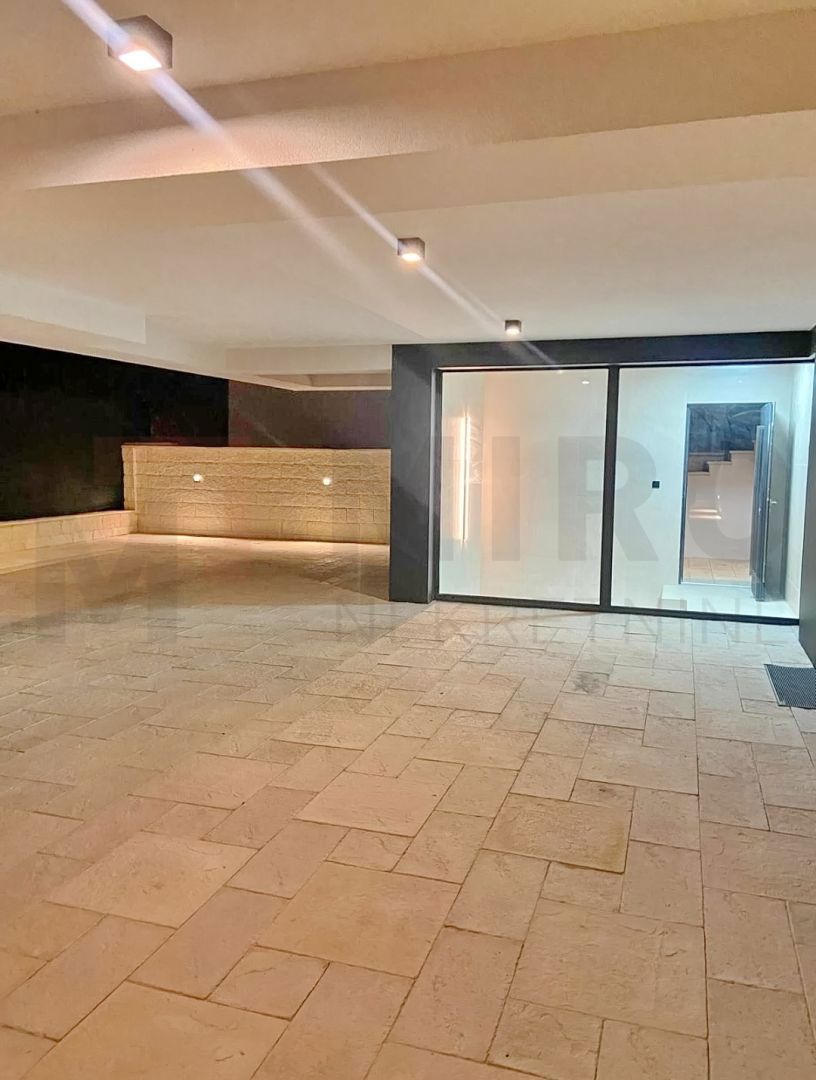 Mesto Krk, novogradnja, dvoetažni apartma s strešno teraso in bazenom