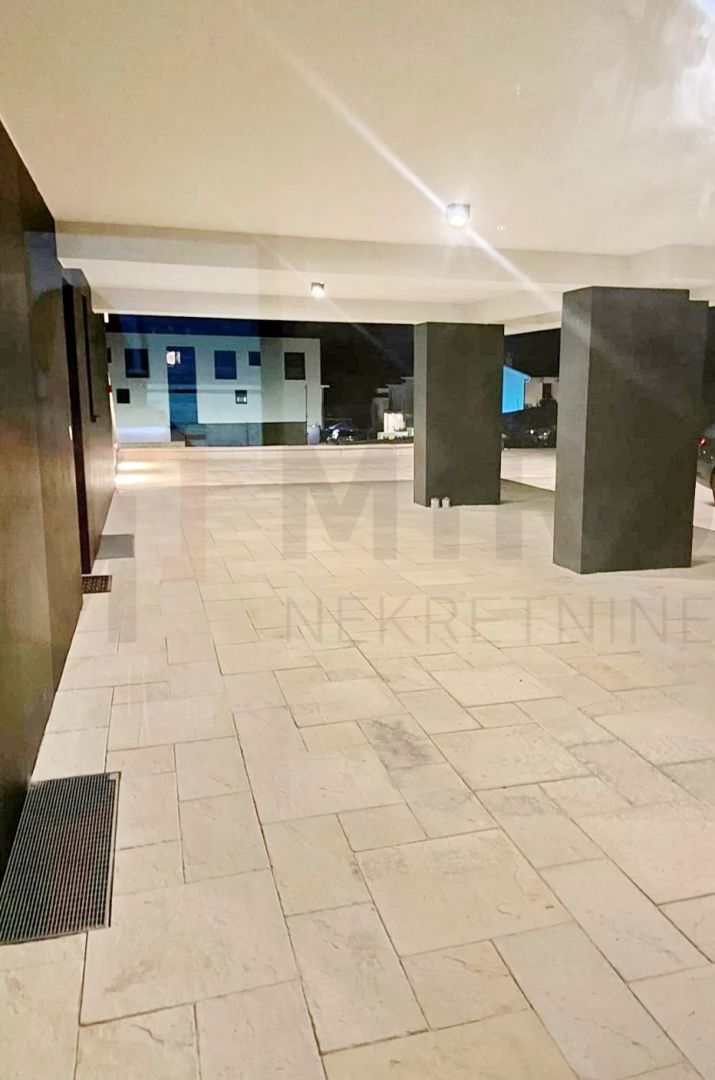 Mesto Krk, novogradnja, dvoetažni apartma s strešno teraso in bazenom