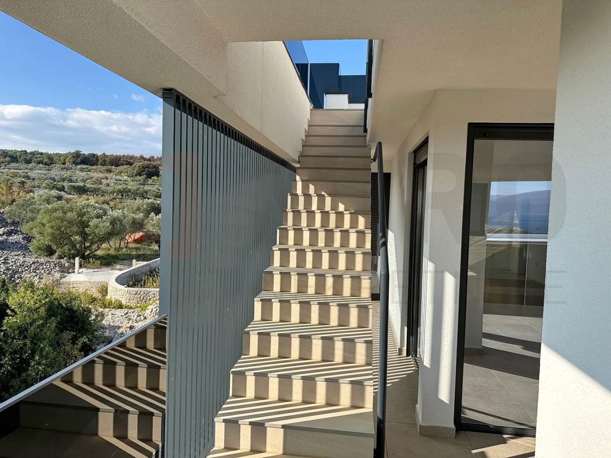 Mesto Krk, novogradnja, dvoetažni apartma s strešno teraso in bazenom