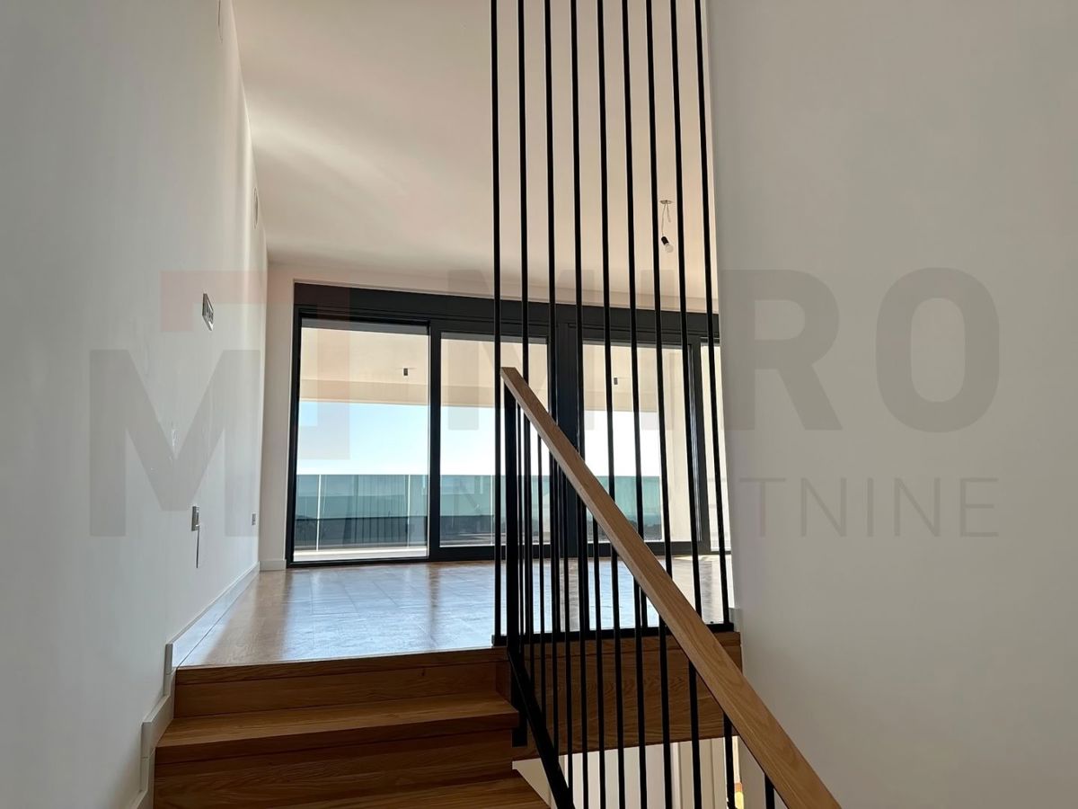 Mesto Krk, novogradnja, dvoetažni apartma s strešno teraso in bazenom