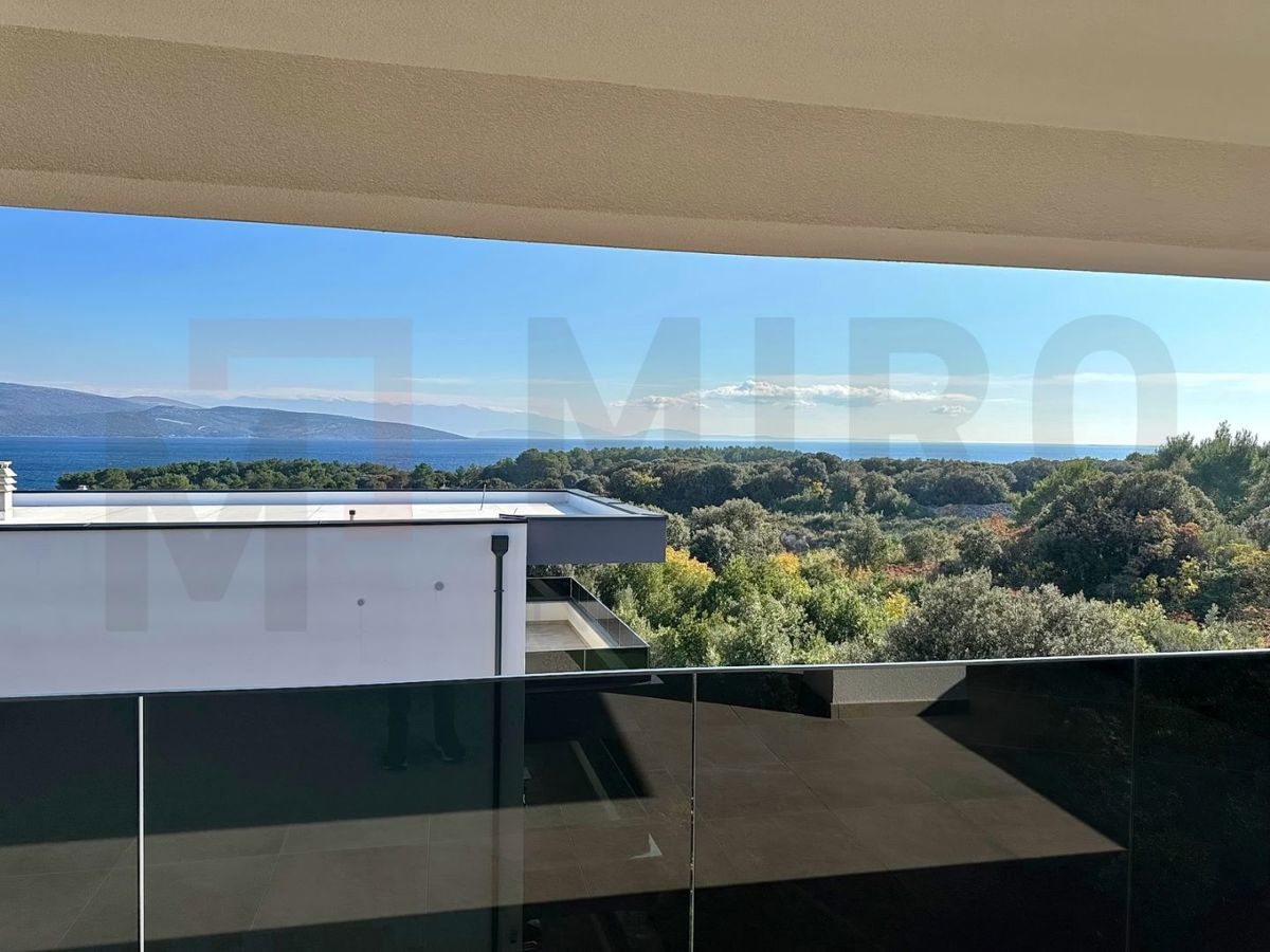 Mesto Krk, novogradnja, dvoetažni apartma s strešno teraso in bazenom