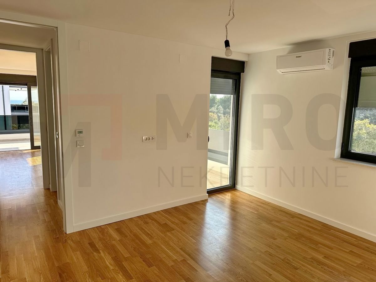 Mesto Krk, novogradnja, dvoetažni apartma s strešno teraso in bazenom