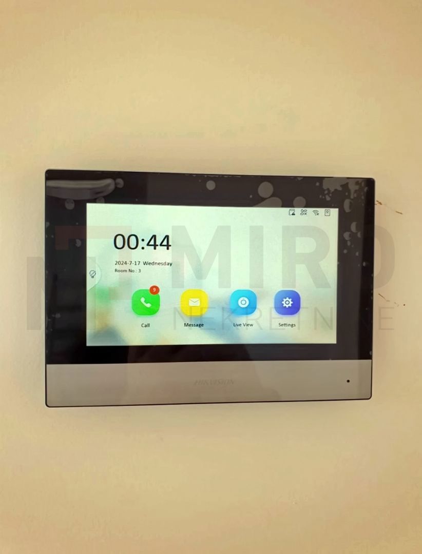 Mesto Krk, novogradnja, dvoetažni apartma s strešno teraso in bazenom