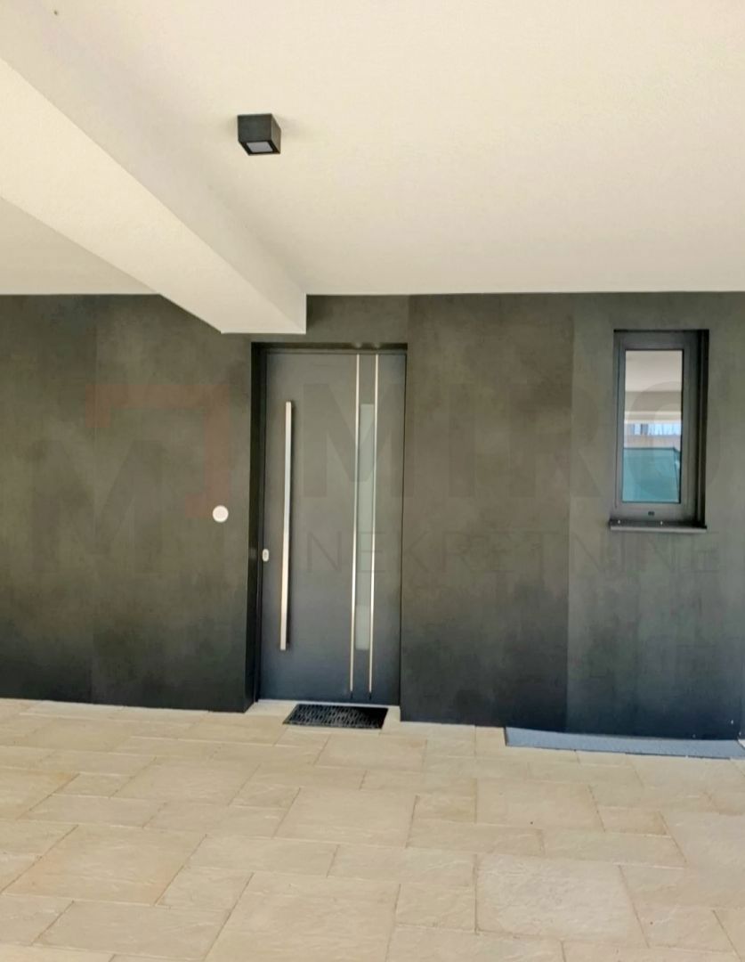 Mesto Krk, novogradnja, dvoetažni apartma s strešno teraso in bazenom