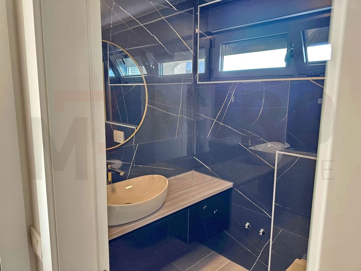 Mesto Krk, novogradnja, dvoetažni apartma s strešno teraso in bazenom