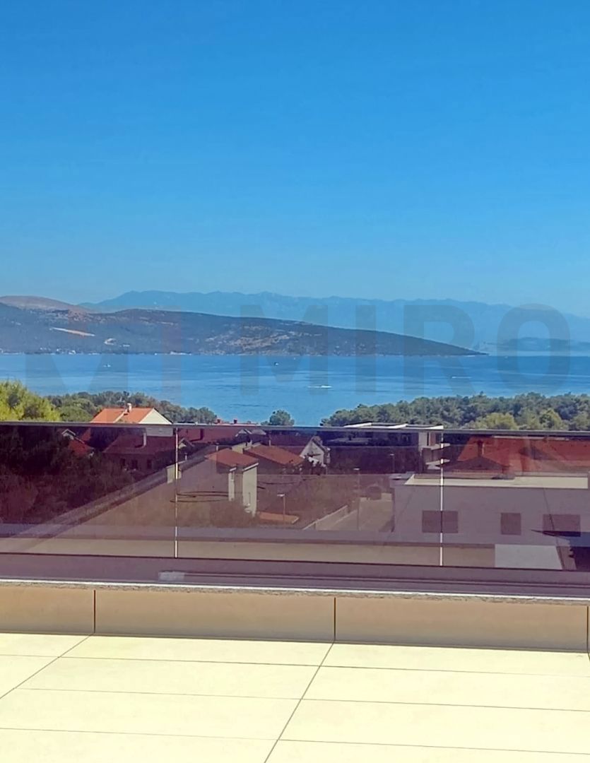 Mesto Krk, novogradnja, dvoetažni apartma s strešno teraso in bazenom