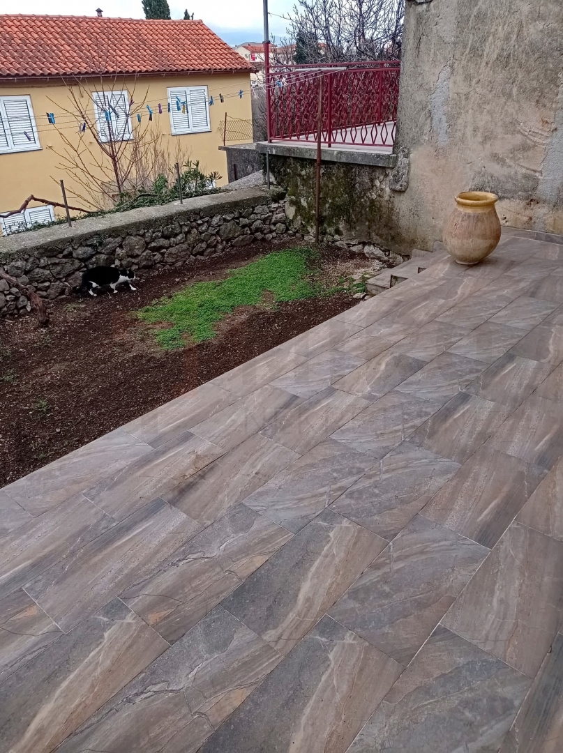 Omišalj, center, obnovljena vrstna hiša z vrtom, PRODAJA!