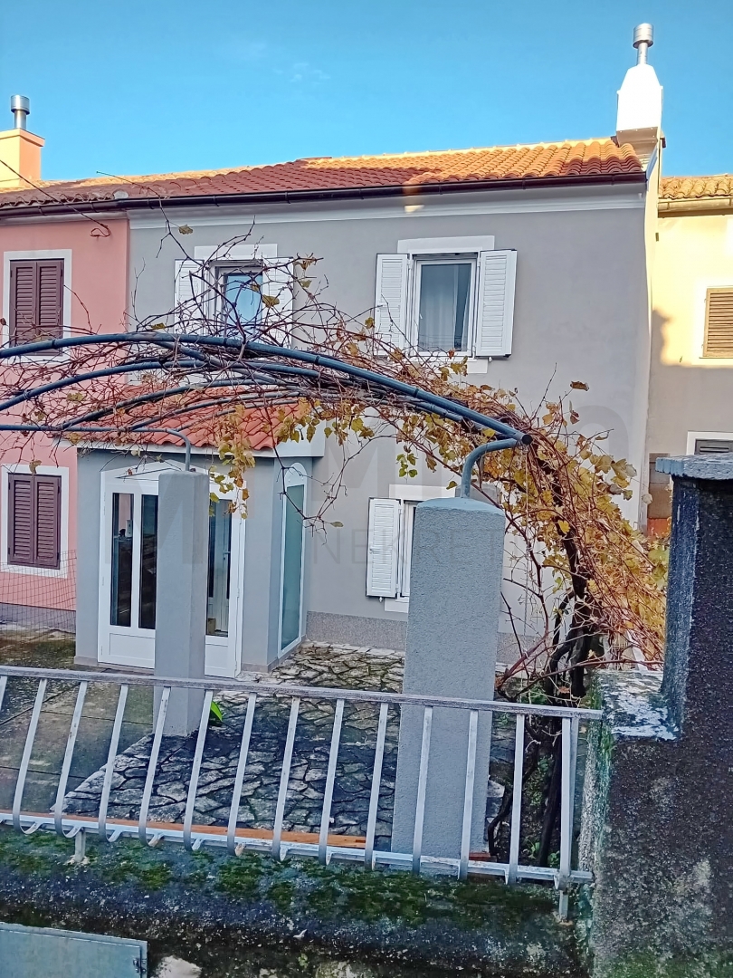 Omišalj, center, obnovljena vrstna hiša z vrtom, PRODAJA!