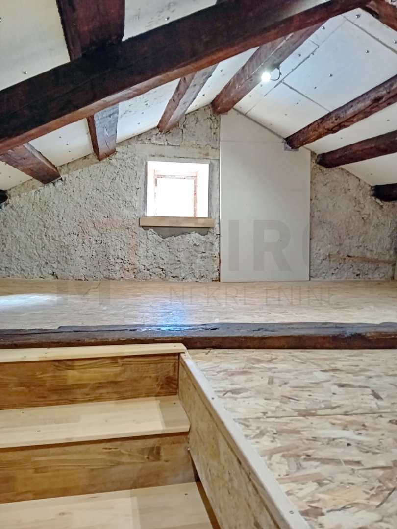 Omišalj, center, obnovljena vrstna hiša z vrtom, PRODAJA!