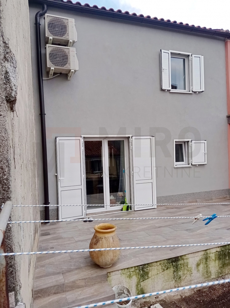 Omišalj, center, obnovljena vrstna hiša z vrtom, PRODAJA!