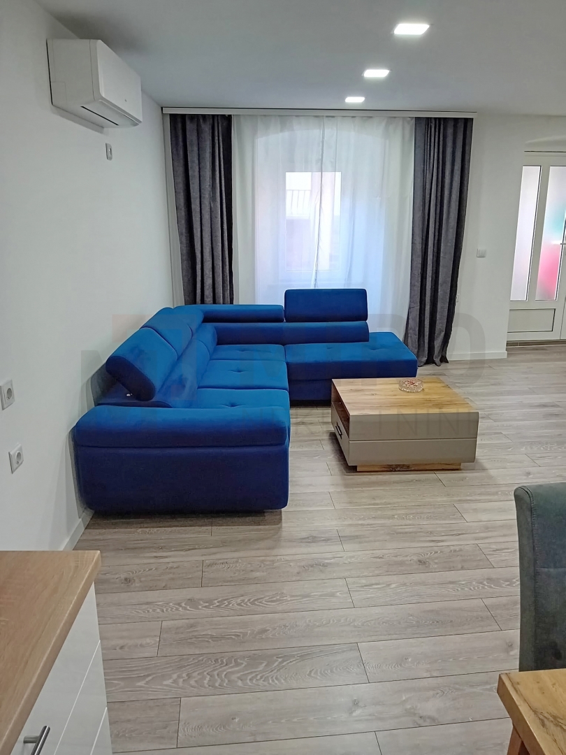 Omišalj, center, obnovljena vrstna hiša z vrtom, PRODAJA!