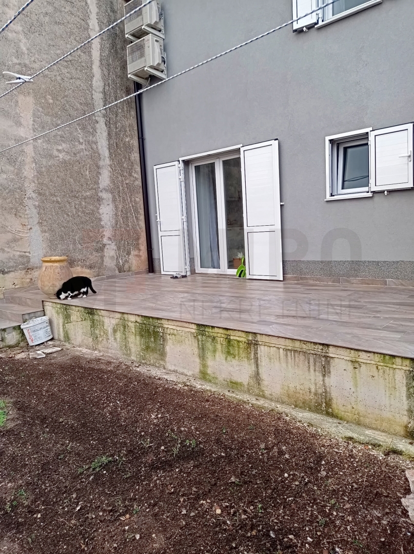 Omišalj, center, obnovljena vrstna hiša z vrtom, PRODAJA!