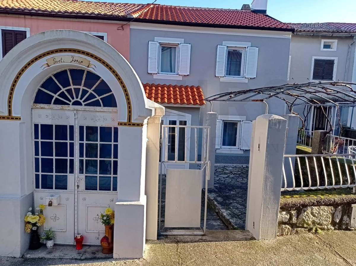 Omišalj, center, obnovljena vrstna hiša z vrtom, PRODAJA!