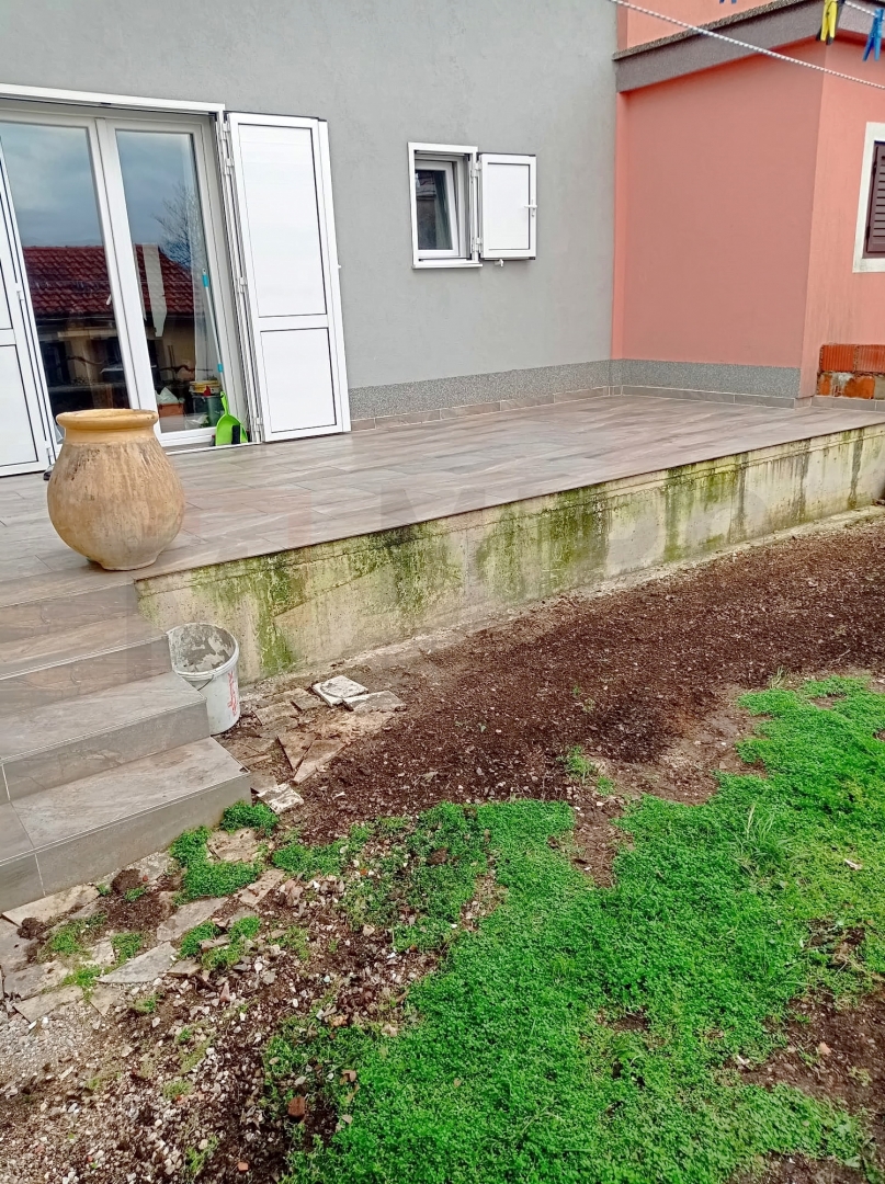 Omišalj, center, obnovljena vrstna hiša z vrtom, PRODAJA!