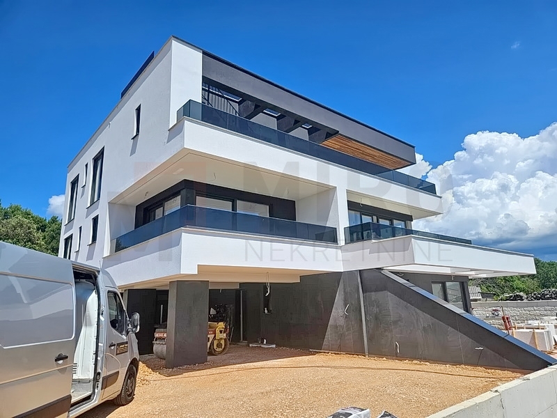 Mesto Krk, moderen penthouse s strešno teraso in bazenom, PRODAJA!