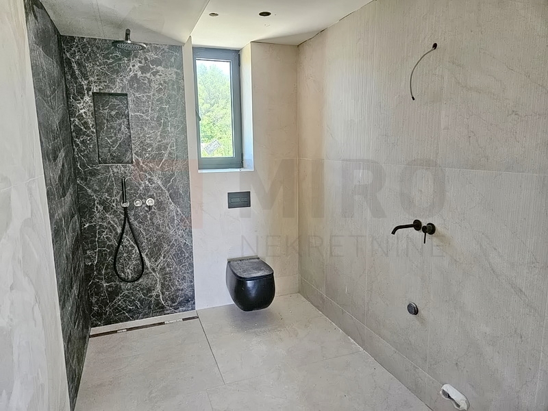 Mesto Krk, moderen penthouse s strešno teraso in bazenom, PRODAJA!