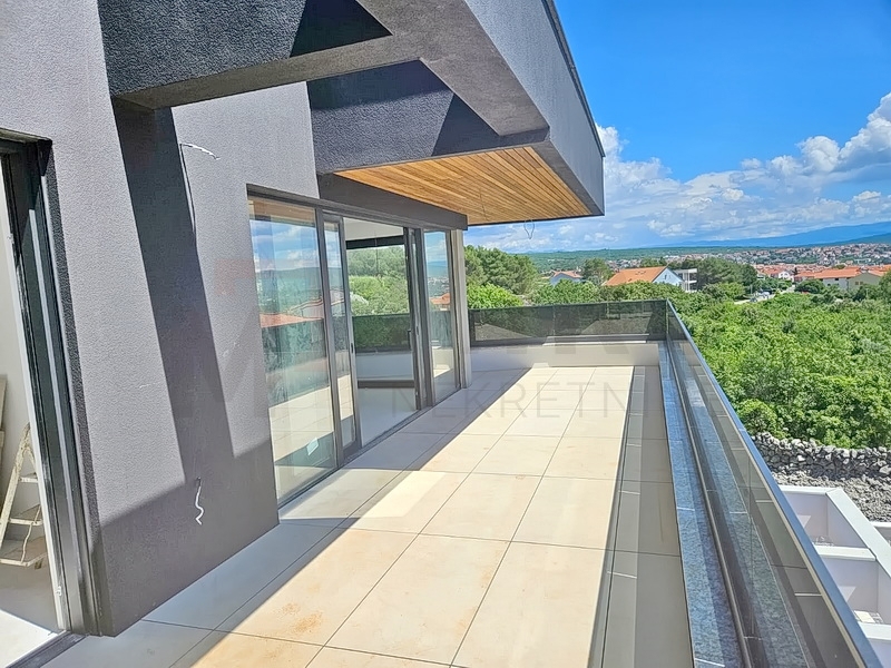 Mesto Krk, moderen penthouse s strešno teraso in bazenom, PRODAJA!