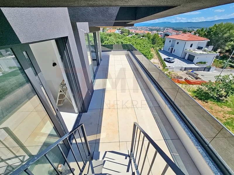 Mesto Krk, moderen penthouse s strešno teraso in bazenom, PRODAJA!