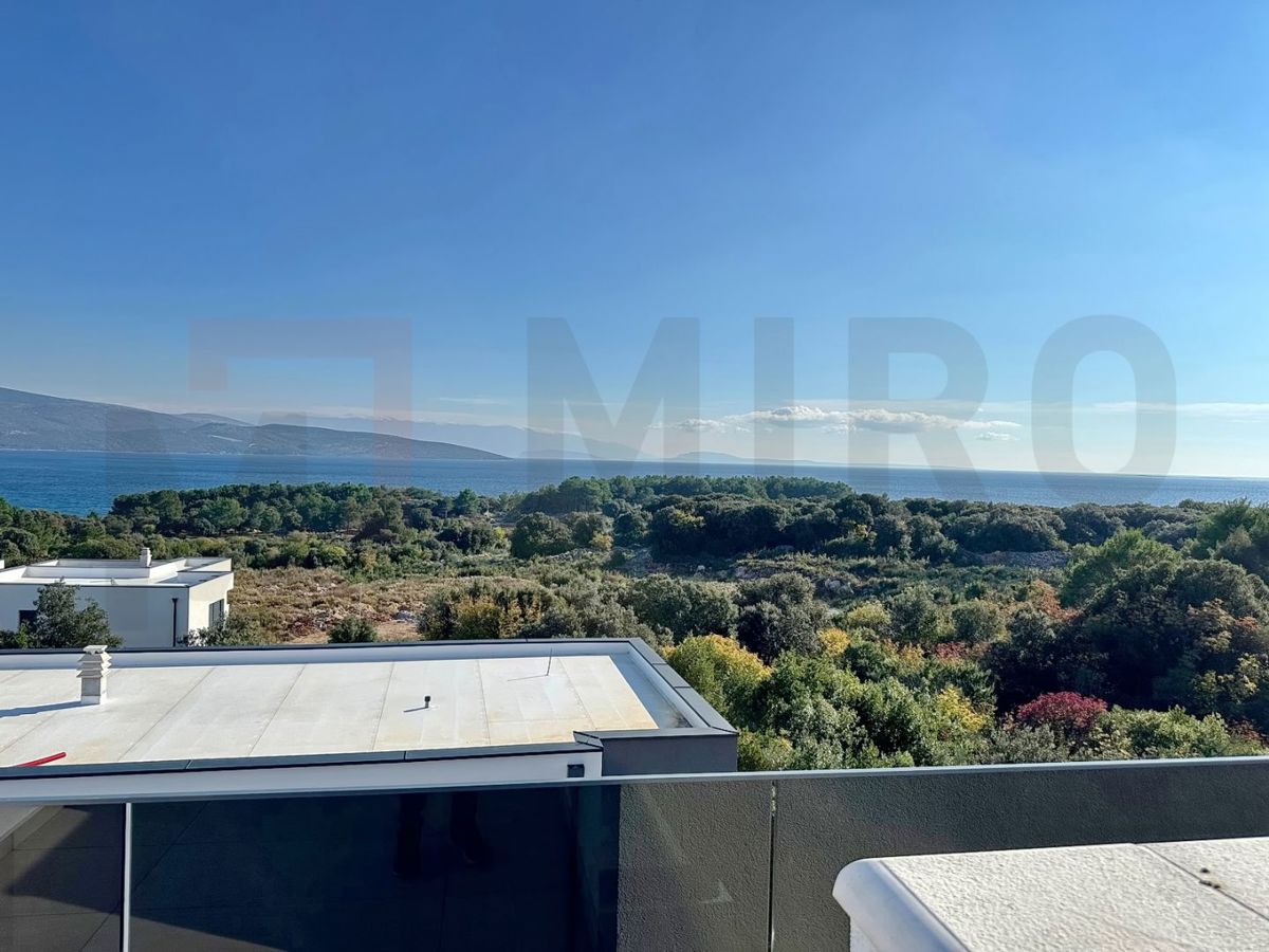 Mesto Krk, moderen penthouse s strešno teraso in bazenom, PRODAJA!