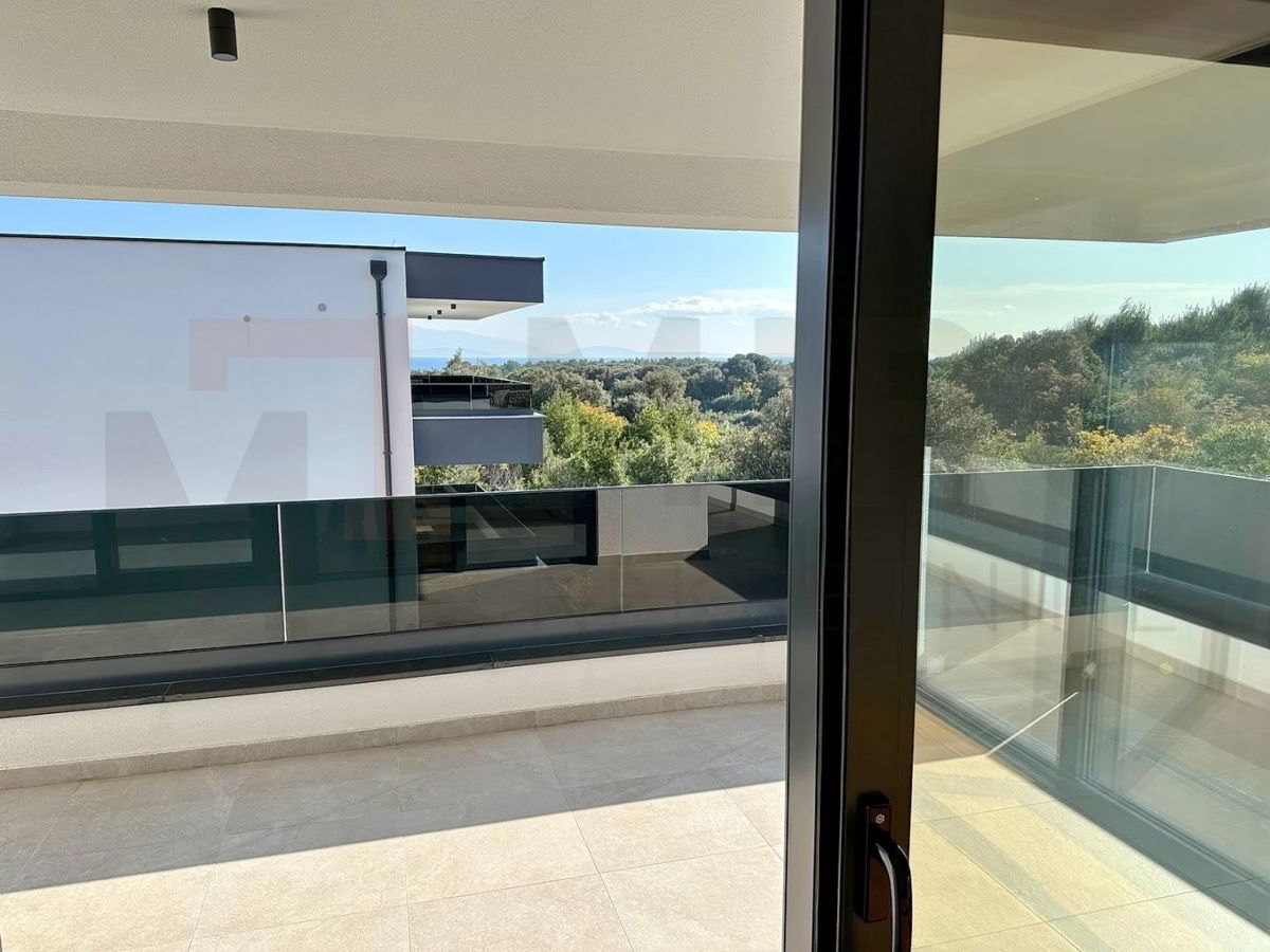 Mesto Krk, moderen penthouse s strešno teraso in bazenom, PRODAJA!