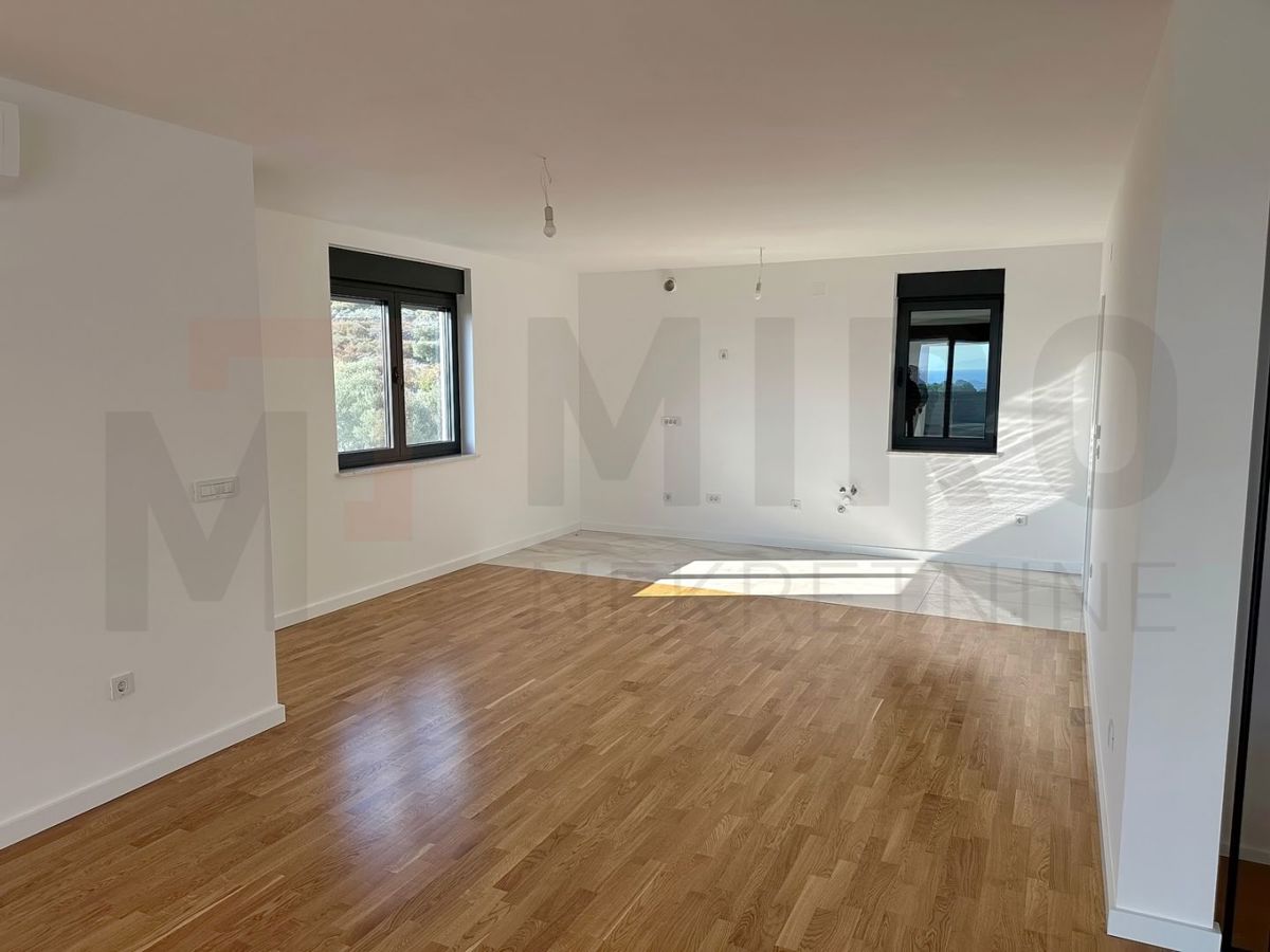 Mesto Krk, moderen penthouse s strešno teraso in bazenom, PRODAJA!