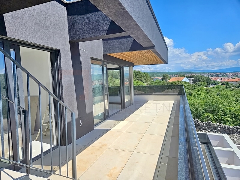 Mesto Krk, moderen penthouse s strešno teraso in bazenom, PRODAJA!