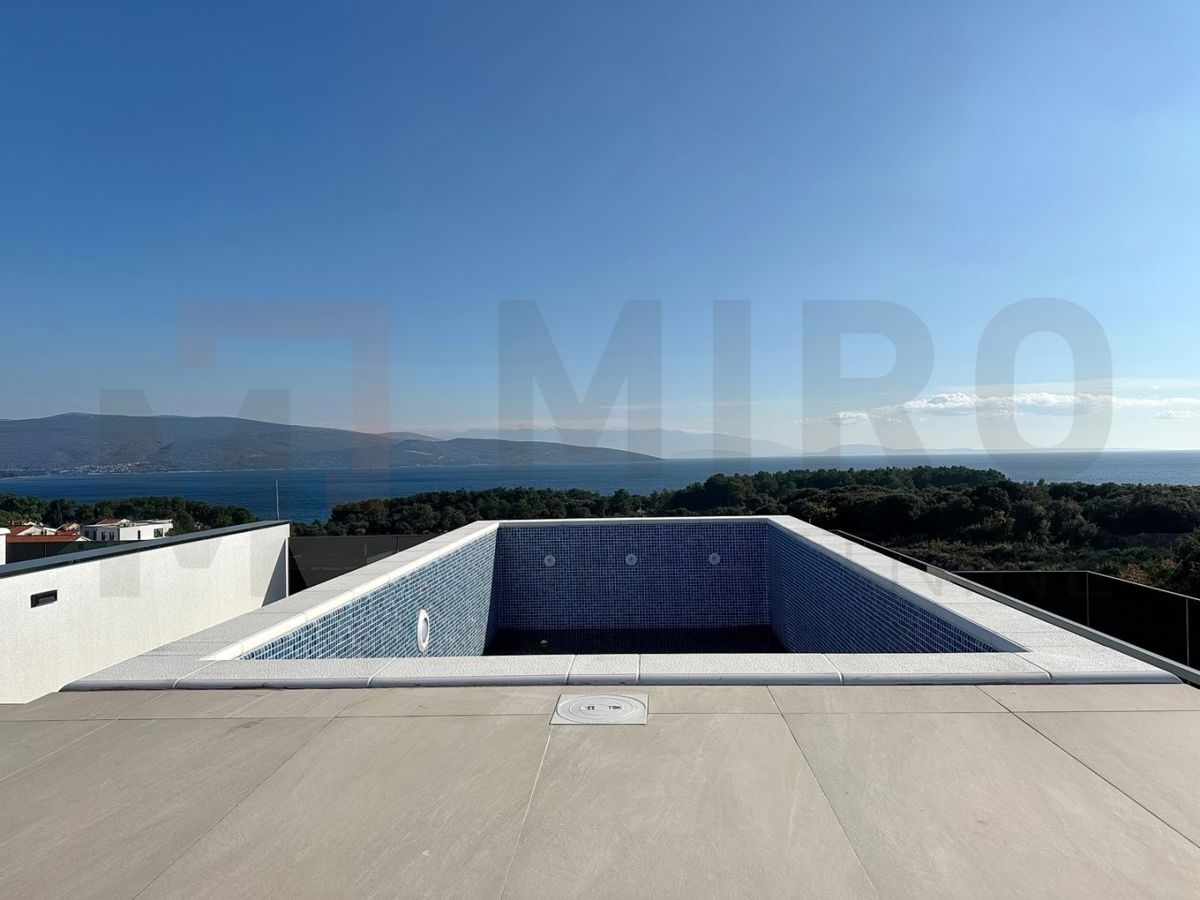 Mesto Krk, moderen penthouse s strešno teraso in bazenom, PRODAJA!