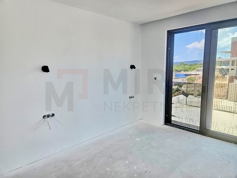 Mesto Krk, moderen penthouse s strešno teraso in bazenom, PRODAJA!