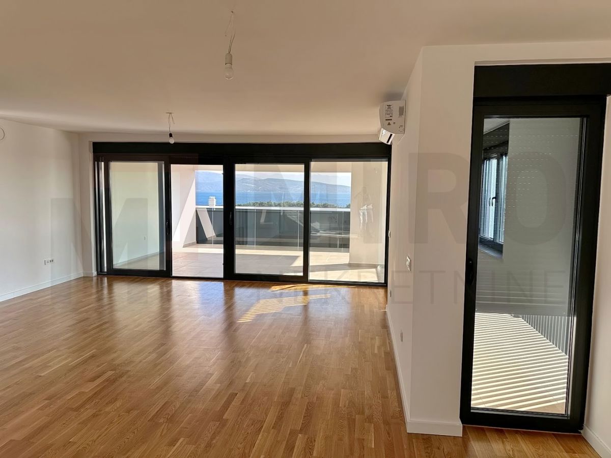 Mesto Krk, moderen penthouse s strešno teraso in bazenom, PRODAJA!