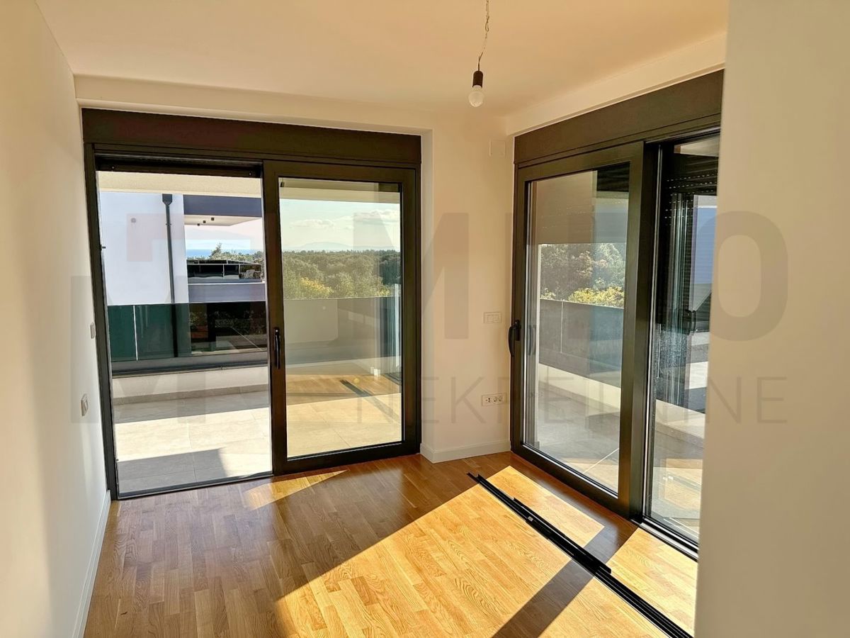 Mesto Krk, moderen penthouse s strešno teraso in bazenom, PRODAJA!