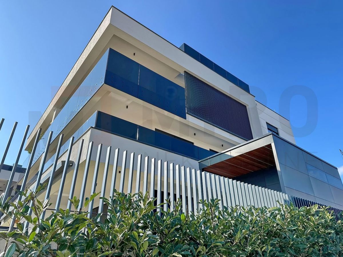 Mesto Krk, moderen penthouse s strešno teraso in bazenom, PRODAJA!