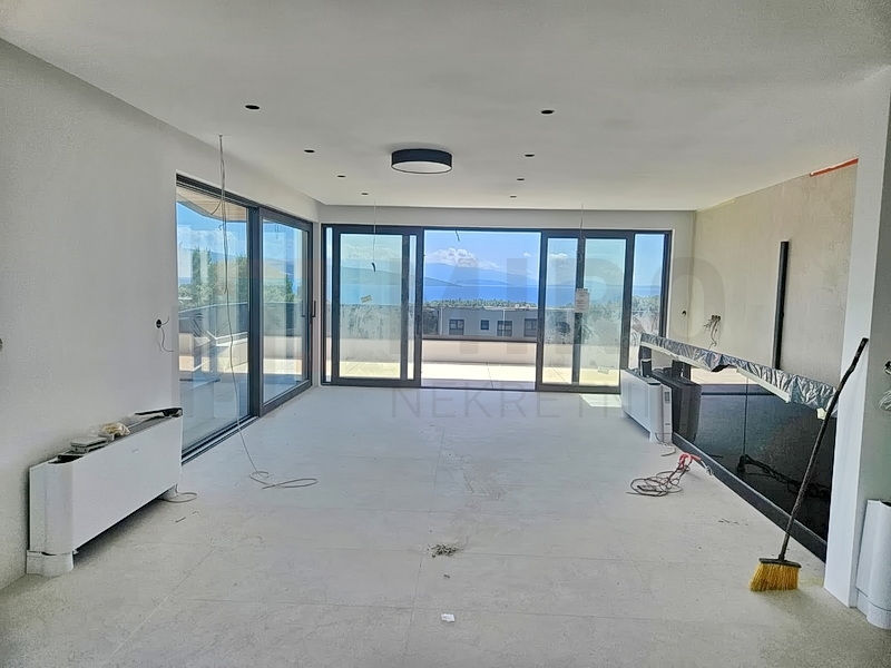 Mesto Krk, moderen penthouse s strešno teraso in bazenom, PRODAJA!