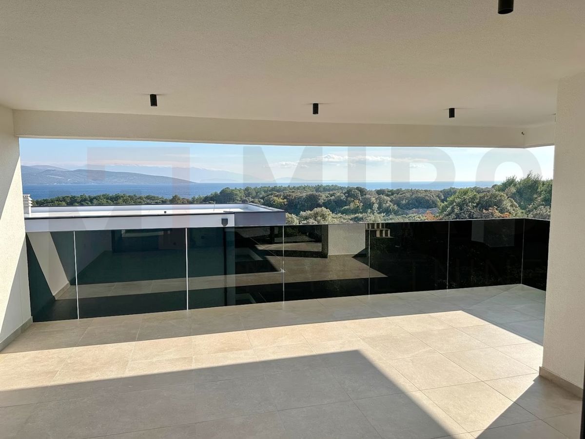 Mesto Krk, moderen penthouse s strešno teraso in bazenom, PRODAJA!