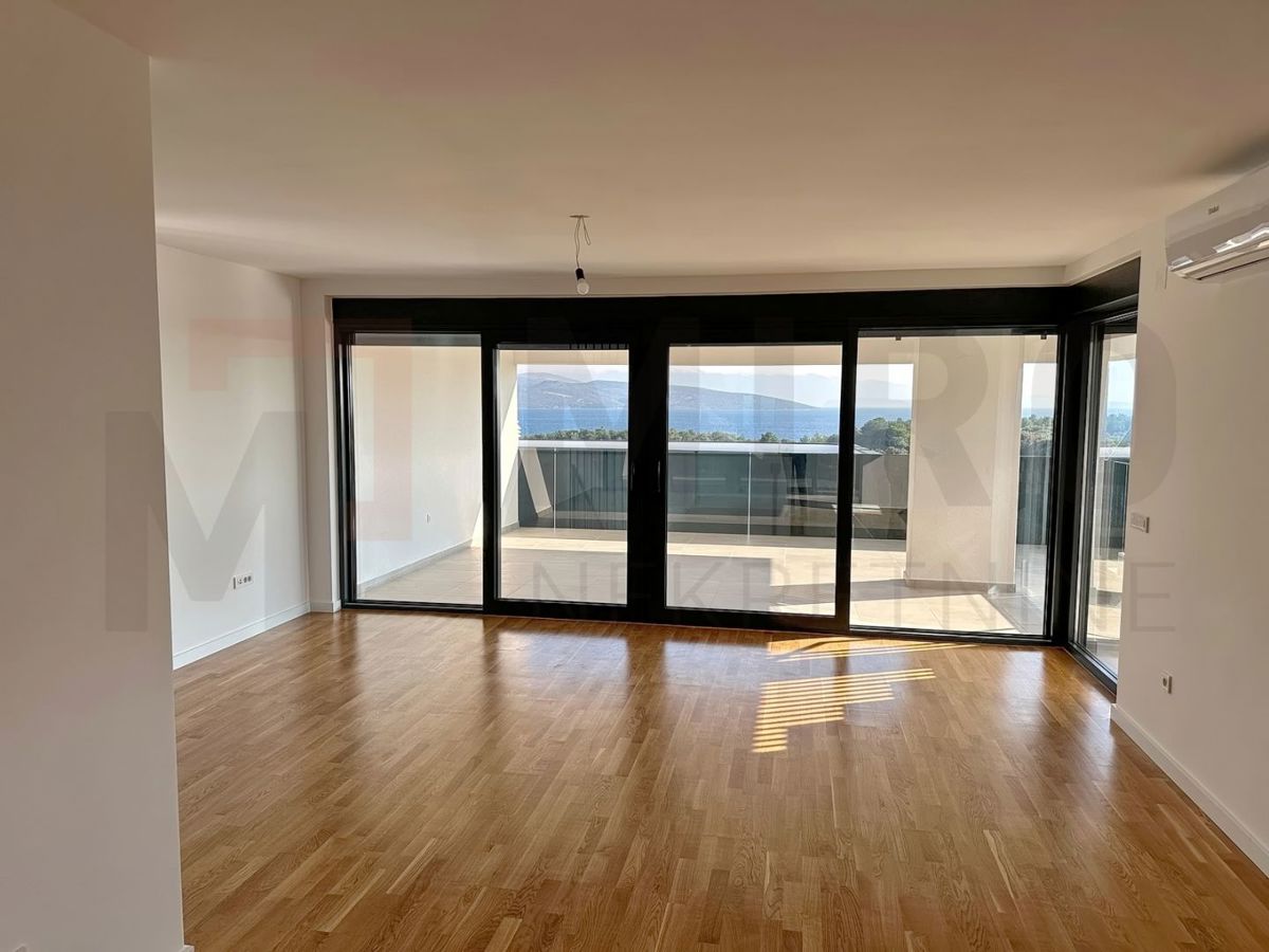 Mesto Krk, moderen penthouse s strešno teraso in bazenom, PRODAJA!