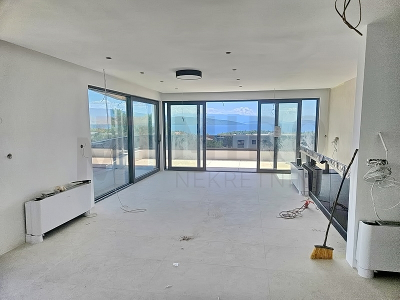 Mesto Krk, moderen penthouse s strešno teraso in bazenom, PRODAJA!