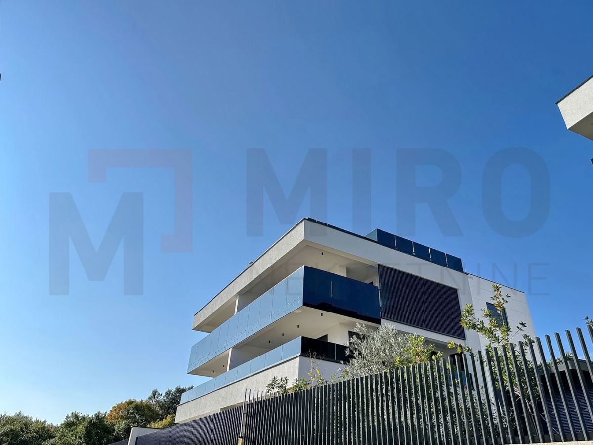 Mesto Krk, moderen penthouse s strešno teraso in bazenom, PRODAJA!