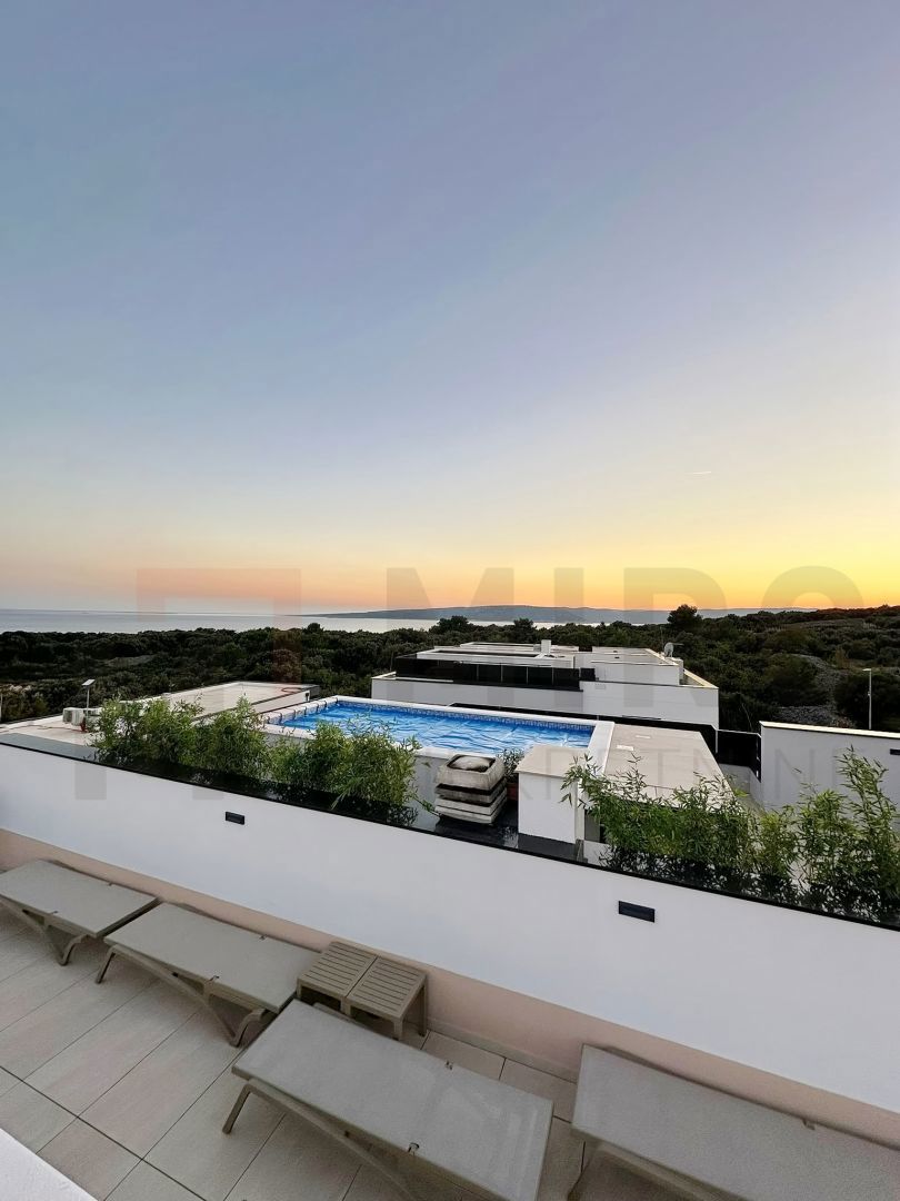 Mesto Krk, moderen penthouse s strešno teraso in bazenom, PRODAJA!