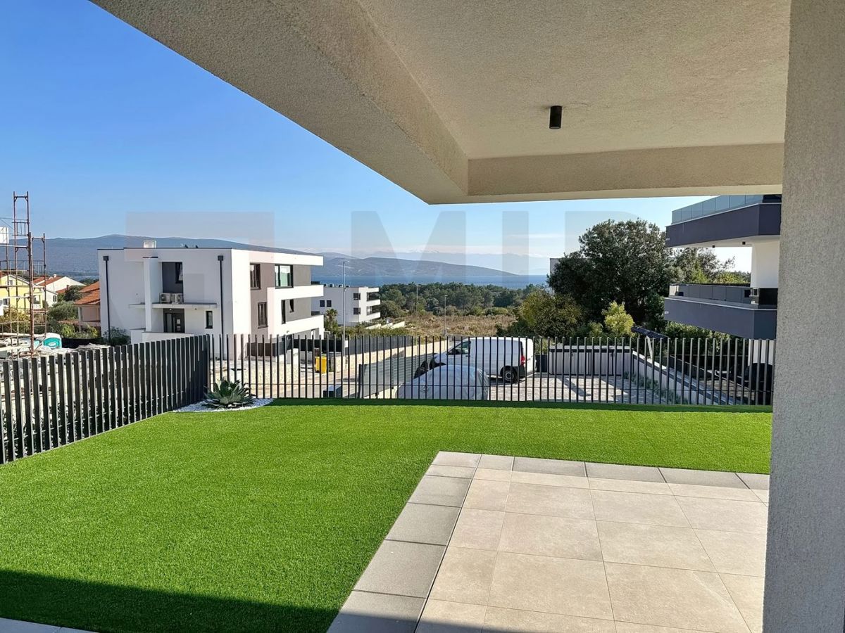 Mesto Krk, moderen penthouse s strešno teraso in bazenom, PRODAJA!