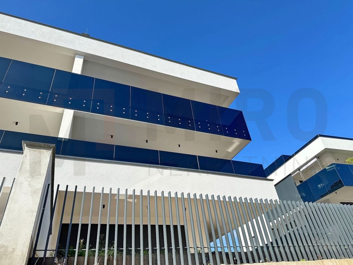 Mesto Krk, moderen penthouse s strešno teraso in bazenom, PRODAJA!