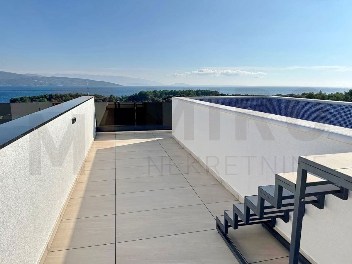 Mesto Krk, moderen penthouse s strešno teraso in bazenom, PRODAJA!