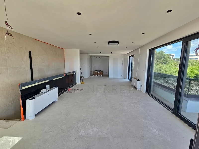 Mesto Krk, moderen penthouse s strešno teraso in bazenom, PRODAJA!