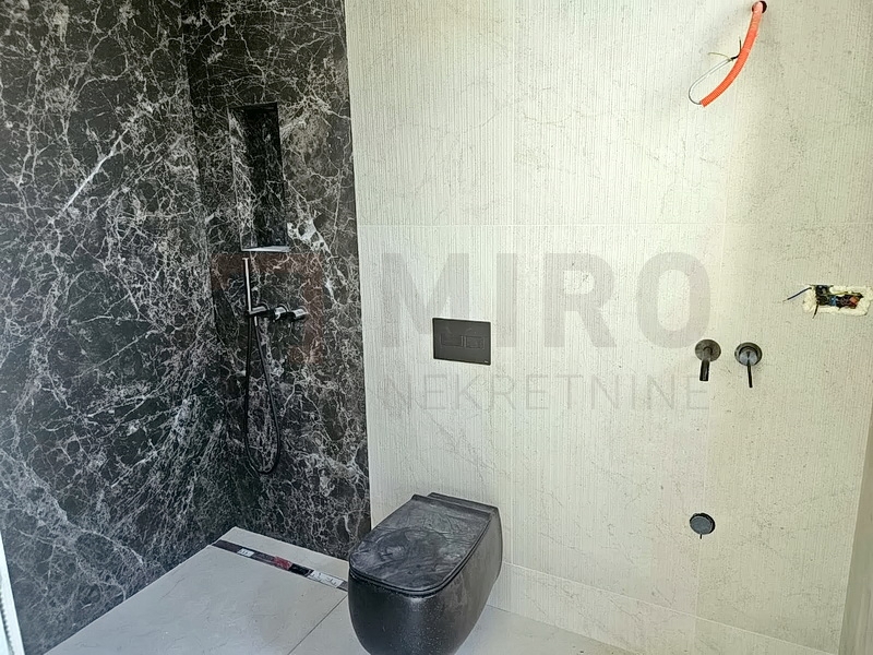 Mesto Krk, moderen penthouse s strešno teraso in bazenom, PRODAJA!