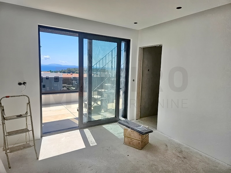 Mesto Krk, moderen penthouse s strešno teraso in bazenom, PRODAJA!