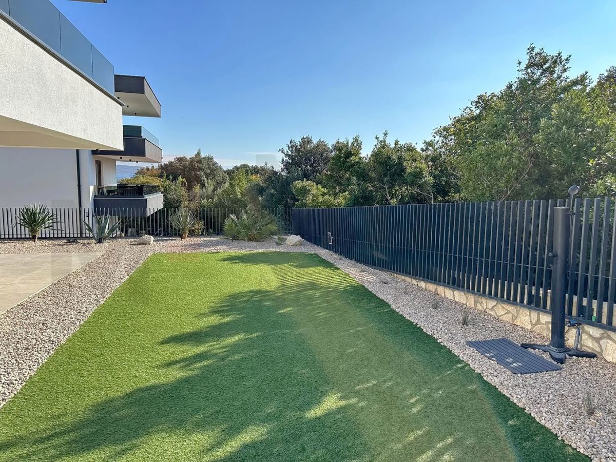 Mesto Krk, moderen penthouse s strešno teraso in bazenom, PRODAJA!