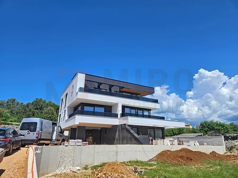 Mesto Krk, moderen penthouse s strešno teraso in bazenom, PRODAJA!